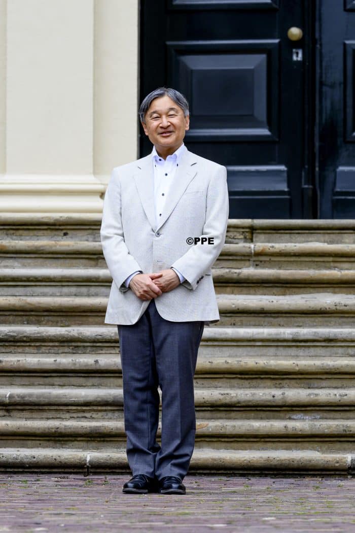 Emperor Naruhito poses with Frans van der Avert, Director of Het Loo Palace, pose for the press at palace Het Lo. ADEL ROYALS MONACHY KONIGLICH ROYAUX ROYALTY QUEEN PRINCESS KING