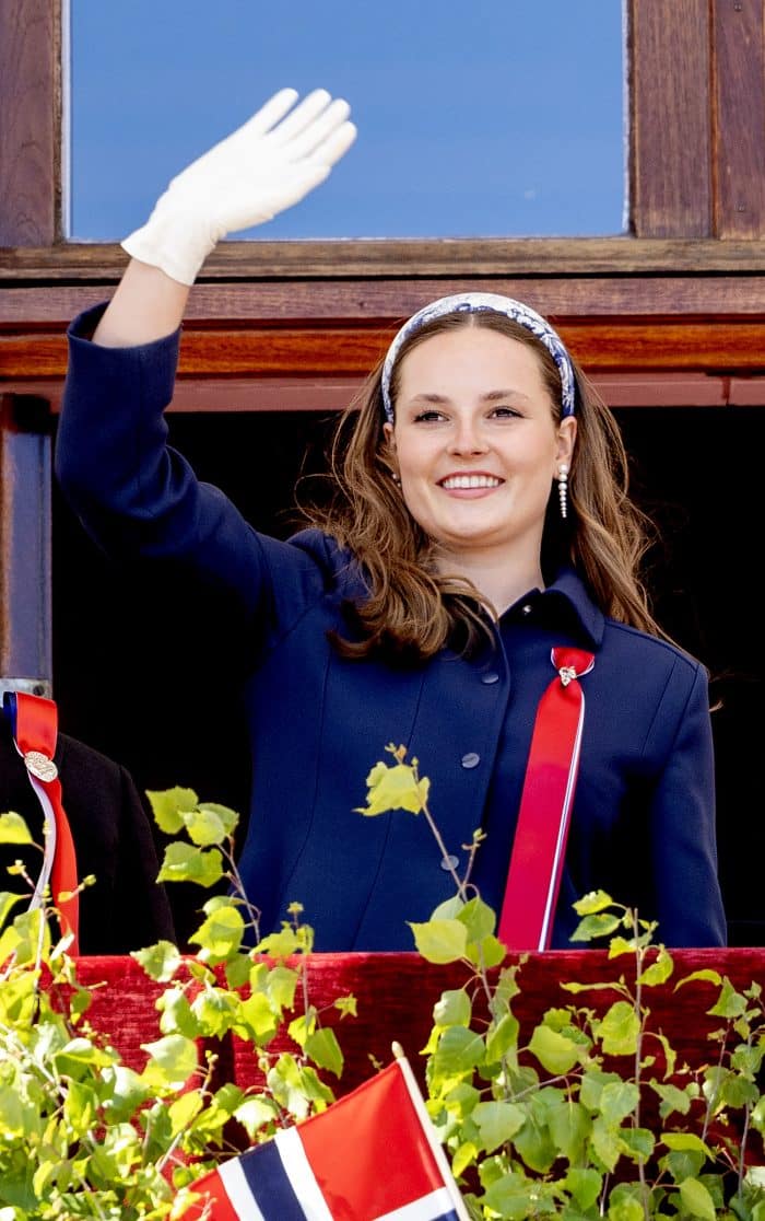 Prince Sverre Magnus, Princess Ingrid Alexandra, Crown Princess Mette-Marit, Crown Prince Haakon, Queen Sonja and King Harald . ADEL ROYALS MONACHY KONIGLICH ROYAUX ROYALTY QUEEN PRINCESS KING