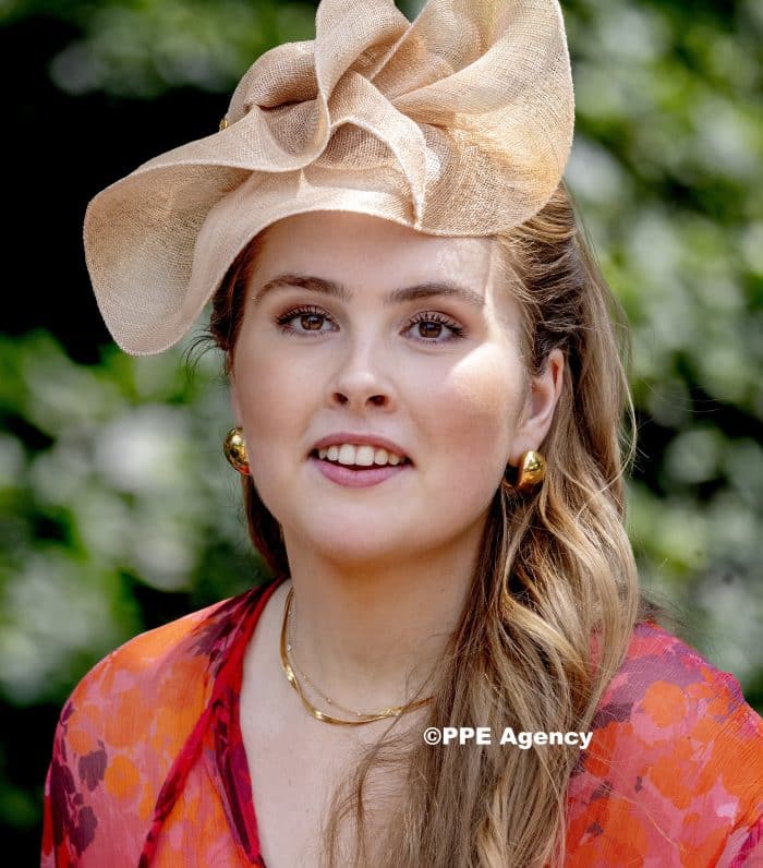Princess Amalia and King Willem-Alexander attend the presentation of the new standard to the Hussar Regiment . ADEL ROYALS MONACHY KONIGLICH ROYAUX ROYALTY QUEEN PRINCESS KING