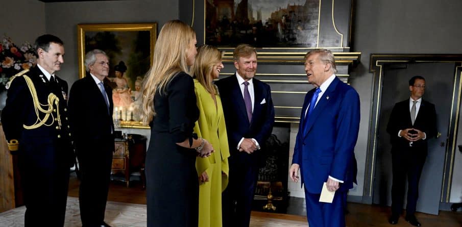 Princess Amalia and Queen Maxima and King Willem-Alexander pose before dinner with the heads of state . ADEL ROYALS MONACHY KONIGLICH ROYAUX ROYALTY QUEEN PRINCESS KING