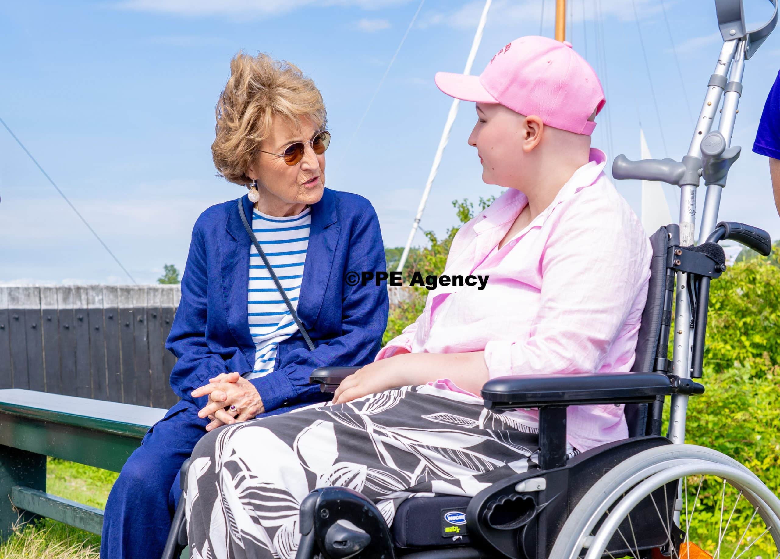 Prinses Margriet bezoekt zeilkamp voor kinderen met kanker in Enkhuizen