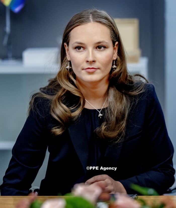Princess Ingrid Alexandra during a dog sledding tour along a route ADEL ROYALS MONACHY KONIGLICH ROYAUX ROYALTY QUEEN PRINCESS KING
