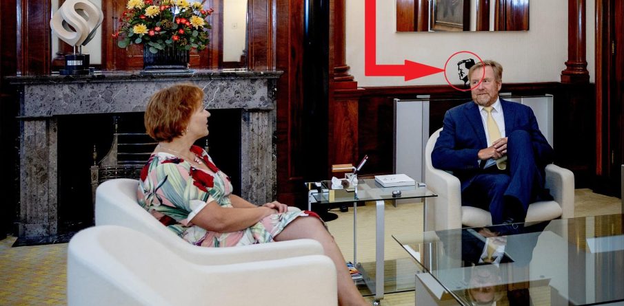 King Willem-Alexander during a meeting with mevrouw drs. J.Z.C.M. Tielen, staatssecretaris van Onderwij ADEL MONARCHY ROYALS ROYAUX DE LA MONARCHIE D'ADEL PRINCESS KING QUEEN
