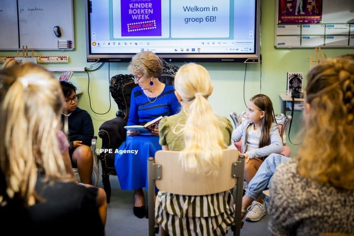 Princess Margriet reads to children from the six ADEL ROYALS MONACHY KONIGLICH ROYAUX ROYALTY QUEEN PRINCESS KING PRINCE © RHC by Nieboer/PPE.ADEL ROYALS MONACHY KONIGLICH ROYAUX ROYALTY QUEEN PRINCESS KING