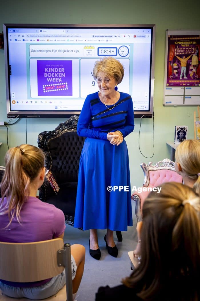 Princess Margriet reads to children from the six ADEL ROYALS MONACHY KONIGLICH ROYAUX ROYALTY QUEEN PRINCESS KING PRINCE © RHC by Nieboer/PPE.ADEL ROYALS MONACHY KONIGLICH ROYAUX ROYALTY QUEEN PRINCESS KING